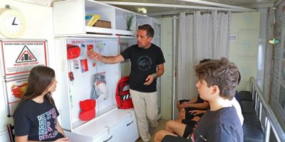 Öğrencilere deprem simülasyon tırında eğitim