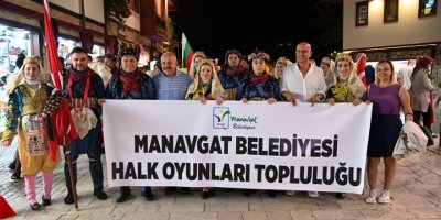 Dansçılar Side'ye renk kattı