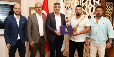Başpehlivan Zeybek, diplomasını Rektör Dalgar'dan aldı