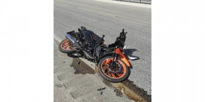 TIR'a çarpan motosikletli yaralandı