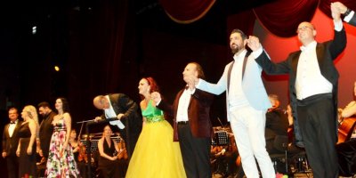 Perde konserle açıldı