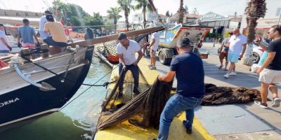 Bodrum'un son süngercisi 'Aksona Mehmet', deniz dibinden hayalet ağ topladı