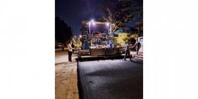 Asfaltta mutluluk pozu 