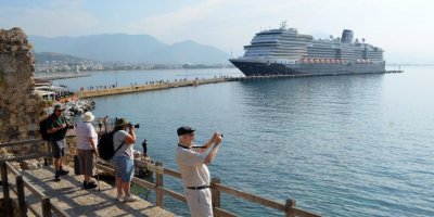 Kruvaziyer, İsrail'de rota değiştirip Alanya'ya demirledi