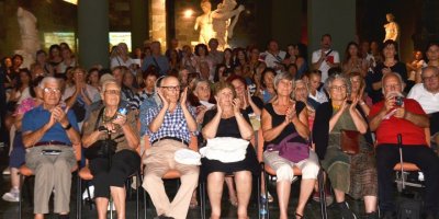 Müzede dünya şarkıları