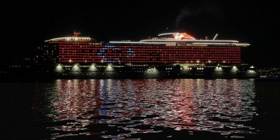 Bodrum'dan ayrılan Bahamalar bandıralı yolcu gemisinden yine 'Türk bayrağı' ışıklandırması yansıtıldı