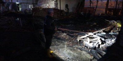 30 ton tahta parçası ve otomobil yandı