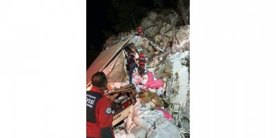 Kayalıklara çarpan TIR sürücüsü öldü