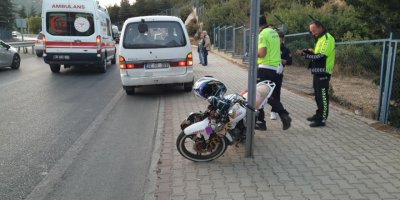Tansiyonu düşen motosikletli bariyere çarptı