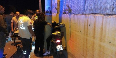 Elektrik direği ile istinat duvarı arasına sıkışan motosikletli öldü