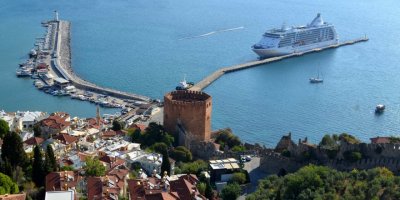 ABD'li turistler gemiyle Alanya'ya geldi