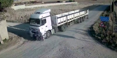 Tırla motosikletin çarpıştığı kaza kamerada