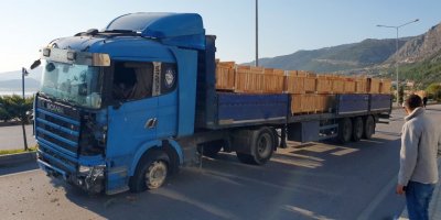 Lastiği patlayan TIR karşı şeride geçti