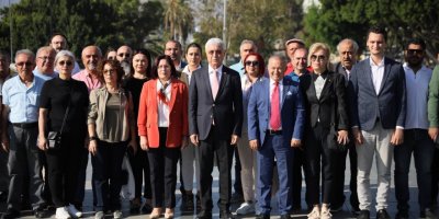 CHP'nin yeni yönetiminden Atatürk Anıtı'na çelenk