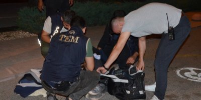 Durakta unutulan çantadan elbise çıktı