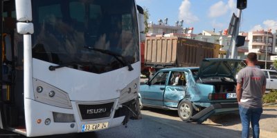 Tur midibüsü ile otomobil çarpıştı