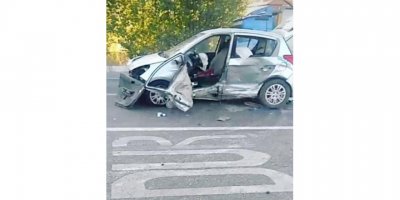 Kamyonet ile otomobil çarpıştı: 1 ölü, 4 yaralı