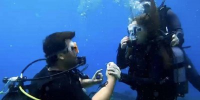 Bodrum'da su altında 'tektaş' ile sürpriz evlilik teklifi