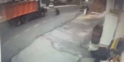 Sollama yapan hafriyat kamyonunun çarptığı motosikletli öldü; kaza kamerada
