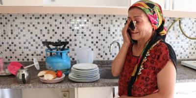 Evden çıkarıldı, gözyaşına boğuldu