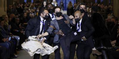 Moda devine Paris'te protesto şoku