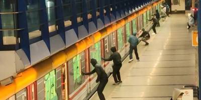 Çekya'daki metroda tekme tokat kavga