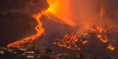 İspanya'da lavlar binaları yuttu