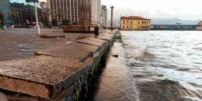 Fırtına beton blokları yerinden söktü