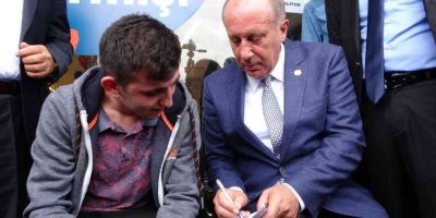 Muharrem İnce Kaldırımda Oturup Öğrenciye Fizik Dersi Verdi