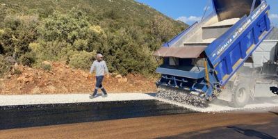 Kaş Yeniköy grup yolunda asfalt çalışması