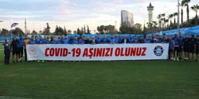 Adana Demirsporlu futbolcular korona virüs aşılamalarına destek verdi