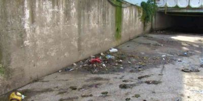 Maltepe’de Çamaşırcı Deresi’nin lağım kokusu ve çöpü esnafı vurdu