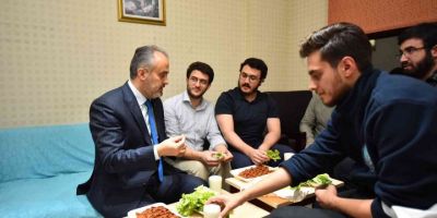 Üniversiteliler su indirimini çiğ köfte partisiyle kutladı