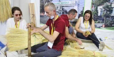 Dedelerinden öğrendikleri yöntemle süpürgecilik mesleğini yaşatmaya çalışıyorlar