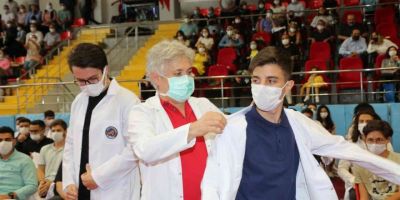 Tıp Fakültesi’nin 360 öğrencisi beyaz önlüklerini törenle giydi