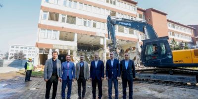 İnegöl Hükümet Konağı’nın yıkımı yapıldı
