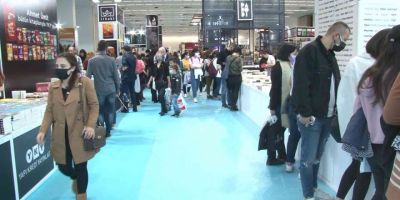 16’ncı Ankara Kitap Fuarı’nda, kitapseverler pandemiye rağmen uzun kuyruklar oluşturdu