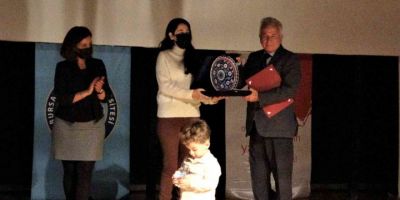 Nakil olup sahneye çocuklarıyla çıkıp emeği geçenlere teşekkür ettiler