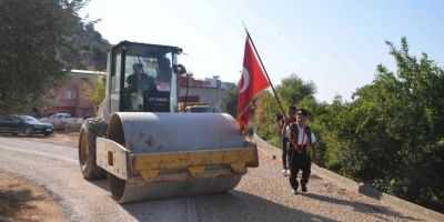 Başkan, okuduğu köyün yolunu asfaltladı