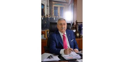 TESK’ten vatandaşa bayrak hediyesi