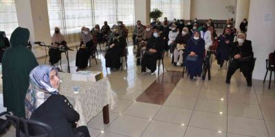 Pursaklar’da Emine Şenlikoğlu konferansına yoğun ilgi