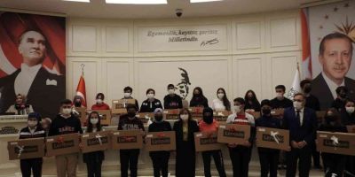 Gaziantep’te LGS’de ilk 50’ye giren öğrencilere dizüstü bilgisayar hediyesi