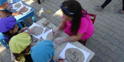 Minikler yanan ormanlara dikkat çekmek için seramik çalışması yaptı