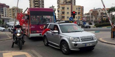 Polisten engelli çocuklara kortejli bayram kutlaması