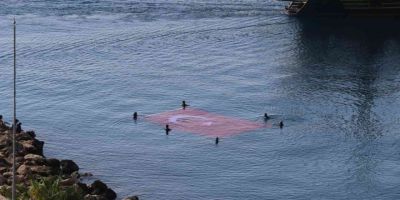 Cumhuriyetin 98. yılı için denizde dev Türk bayrağı açtılar