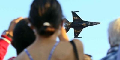 SOLOTÜRK, dünyaca ünlü sahili yaza çevirdi