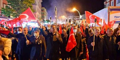 Cumhuriyet Bayramı’nda Mamak meşalelerle kırmızı beyaza büründü