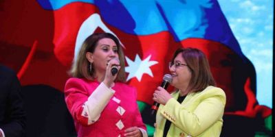 Ünlü sanatçı Azerin Belediye Başkanı Şahin ile düet yaptı