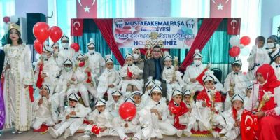 Mustafakemalpaşa’da çocuklar çifte bayram yaşadı