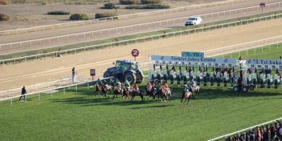 At yarışlarında 83’üncü Cumhurbaşkanlığı Koşusu ve 41’inci Cumhuriyet Koşusu yapıldı